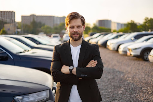 homme-devant-flotte-automobiles